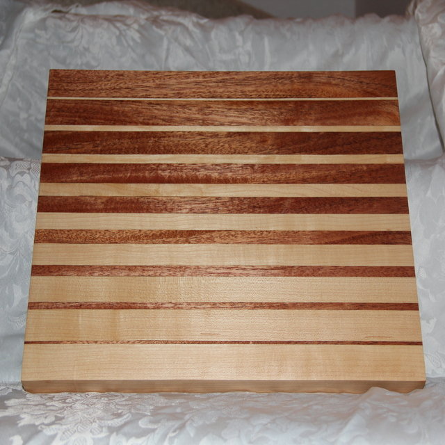 Mahogany/Maple Gradient Edge Grain Cutting Board